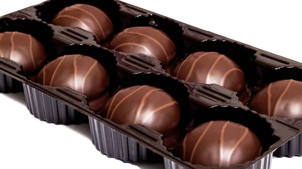 白い背景に閉じ込められた箱の中のチョコレートキャンディー — ストック写真