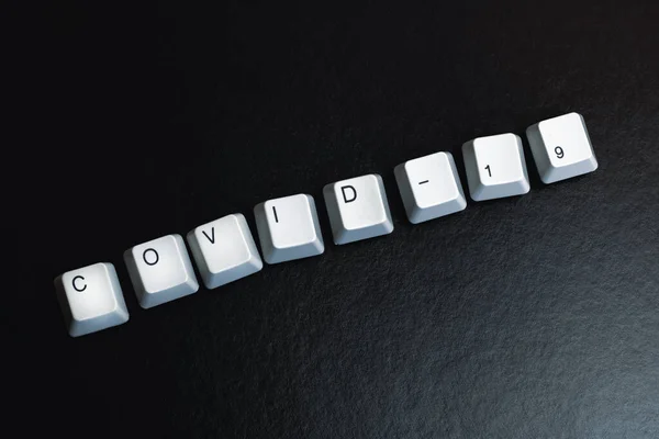Das Wort Covid Aus Den Tastaturtasten Auf Schwarzem Hintergrund — Stockfoto