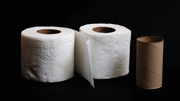 Siyah Arka Planda Iki Rulo Beyaz Tuvalet Kağıdı — Stok fotoğraf