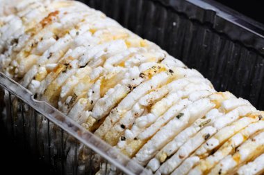 Siyah arkaplanda beyaz yuvarlak kurabiyeler.