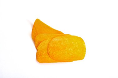 Sarı çipler beyaz arkaplanda izole edilmiş. Yakın plan.