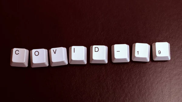 Palavra Covid Das Teclas Teclado Fundo Vermelho — Fotografia de Stock