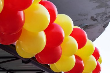 Binada sarı ve kırmızı balonlar var.