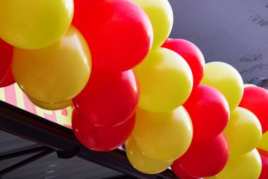 Binada sarı ve kırmızı balonlar var.