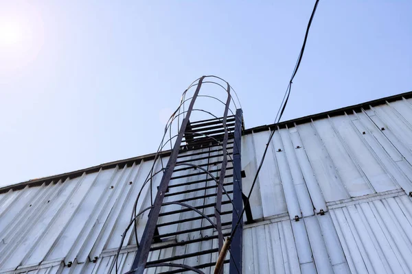 Escadaria Metal Fogo Uma Parede Edifício Perto — Fotografia de Stock