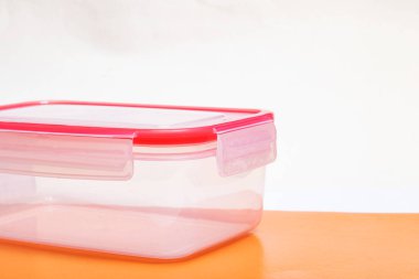 Plastik beslenme çantası masaya yakın, boşluğu kopyala