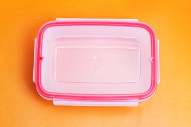 Plastik beslenme çantası masanın üstünde. Yakın çekim, üst manzara.