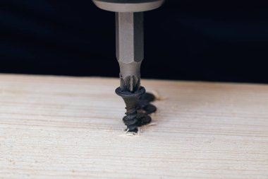 Tahtaya vida takmak. Yakın çekim.