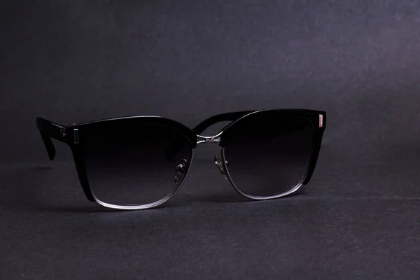 Schwarze Sonnenbrille Auf Schwarzem Hintergrund Nahaufnahme — Stockfoto