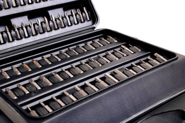 Beyaz arkaplanda izole edilmiş bir tornavida için bitleri olan siyah plastik kutu