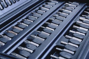 Tornavida için bitleri olan siyah plastik kutu kapat, arkaplan