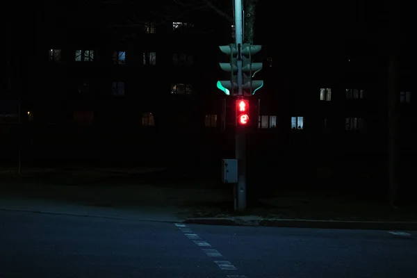 夜间十字路口的红灯 — 图库照片