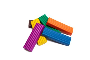 Çok renkli plastikler beyaz bir arkaplanda izole edilmiş.