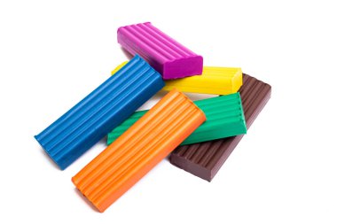 Çok renkli plastikler beyaz bir arkaplanda izole edilmiş.