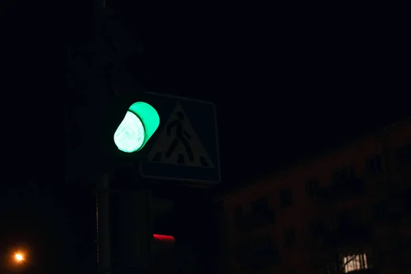 夜晚十字路口的红灯关上了 — 图库照片