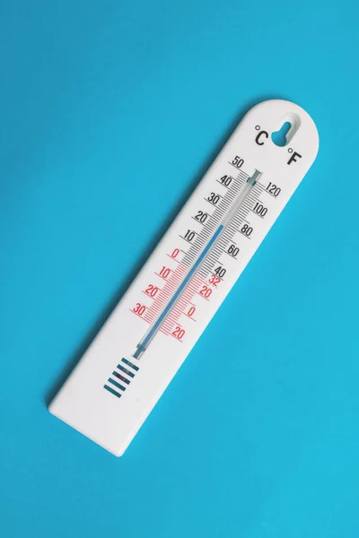 Witte Kamer Thermometer Een Blauwe Achtergrond Close — Stockfoto