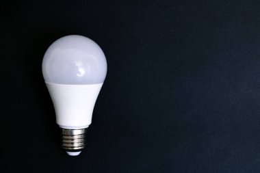Beyaz ampul ve gri arkaplan üzerindeki kelime fikri, boşluğu kopyala
