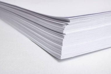 Gri arkaplandaki yazıcı için beyaz kağıt yığını