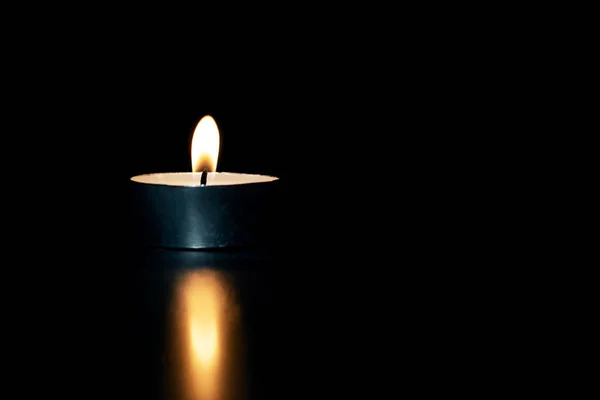 Brennende Kerze Dunkeln Mit Reflexion Kopierraum — Stockfoto