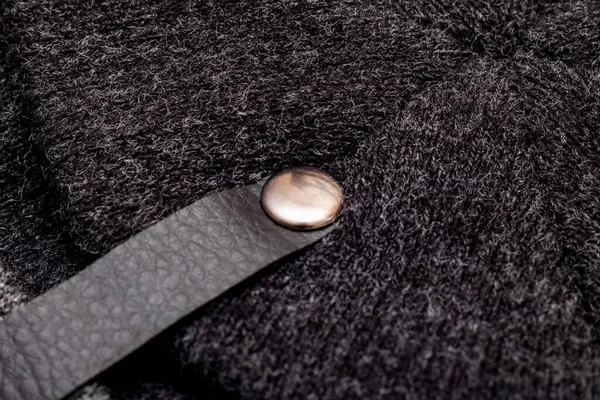 Tlačítko Řemínek Černé Pletené Oblečení Zblízka — Stock fotografie