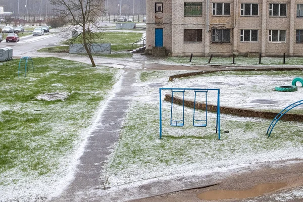 Fußweg Grünes Gras Und Schaukel Schnee — Stockfoto