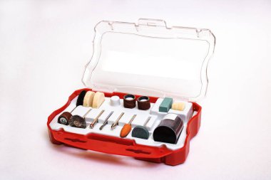 Beyaz arkaplanda plastik bir kutuya kazınmış bir oymacı için nozül seti