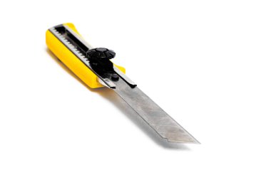 Paslı ofis bıçağı beyaz arka planda izole edilmiş. Yakın plan.