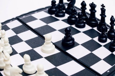 Satranç tahtasındaki iki piyon beyaz arkaplanı kapatır.