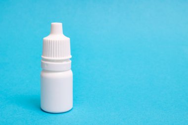 Mavi arkaplanda gözler için damla, boşluğu kopyala