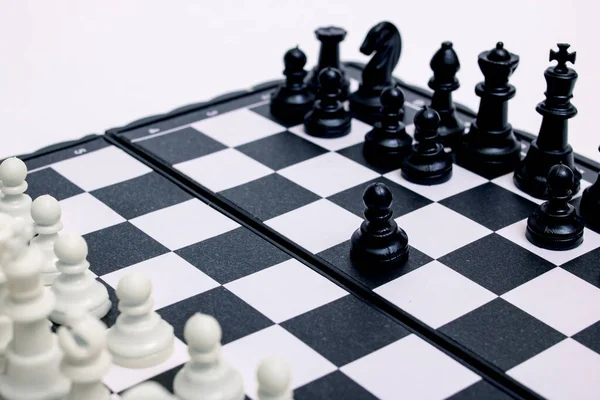 První Tah Šachu Zblízka Bílém Pozadí — Stock fotografie