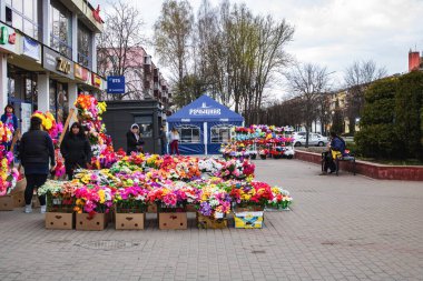 BELARUS, NOVOPOLOTSK - 25 Nisan 2020 - Sokaktaki plastik çiçek ticareti