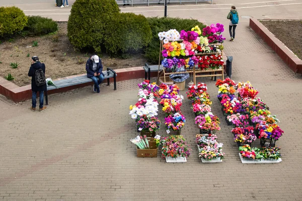 Belarus Novopolotsk Kwietnia 2020 Plastikowy Handel Kwiatami Ulicy Widok Góry — Zdjęcie stockowe