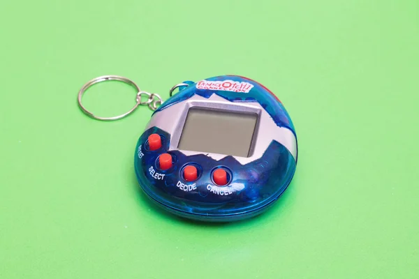 Belarus Novopolotsk April 2020 Tamagotchi Spielzeug Auf Grünem Hintergrund Großaufnahme — Stockfoto