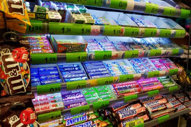 BELARUS, NOVOPOLOTSK - 27 Nisan 2020: Yakın rafta sakız çiğneme