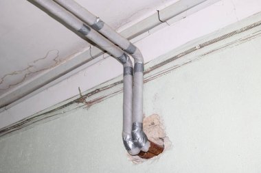 Odadaki su gri borusunu kapatın.