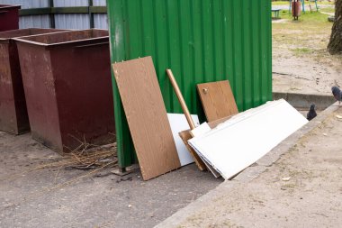 Çöplükteki eski tahtalar. Yaklaş.