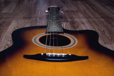 Ahşap arka planda akustik gitar. Yakın plan.
