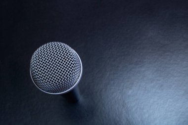 Siyah arkaplandaki mikrofon üst görünümü kapat, boşluğu kopyala