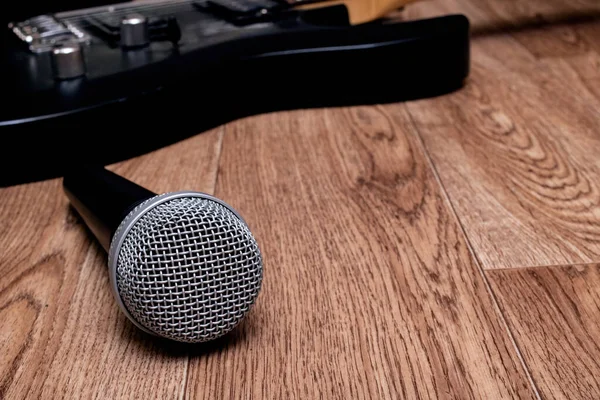 Mikrofon Und Gitarre Auf Einem Hölzernen Hintergrund Kopierraum — Stockfoto