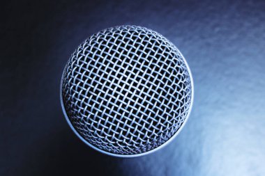 Siyah arkaplandaki mikrofon üst görünümü kapat