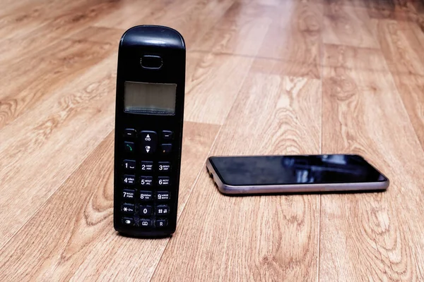 Teléfono Pulsador Antiguo Teléfono Inteligente Moderno Cerca Mesa Madera —  Fotos de Stock