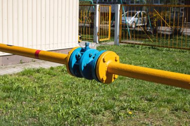 Sarı gaz boru bağlantı sistemi dışarıyı kapatın.