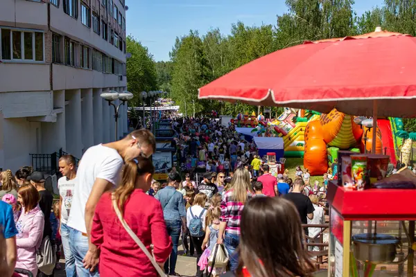 BELARUS, NOVOPOLOTSK - 29 NİSAN 2020: Birçok kişi sokakta tatil yapıyor