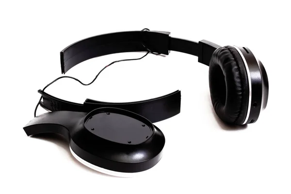 Kaputte Schwarze Kopfhörer Isoliert Auf Weißem Hintergrund Nahaufnahme — Stockfoto