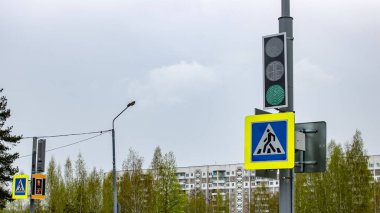 Yaya geçidinde trafik ışıkları yakın.