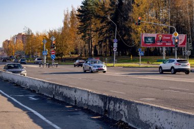 BELARUS, NOVOPOLOTSK - 29 Eylül 2019: Geniş ve boş bir yolda polis arabası