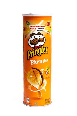BELARUS, NOVOPOLOTSK - 29 Nisan 2020: Beyaz arkaplanda Pringles Chips Paketleri