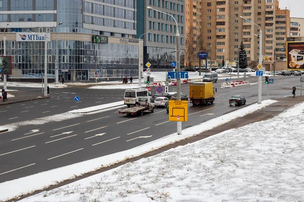 Belarus Minsk Styczeń 2020 Samochody Ruchliwej Drodze Miejskiej Zimą — Zdjęcie stockowe