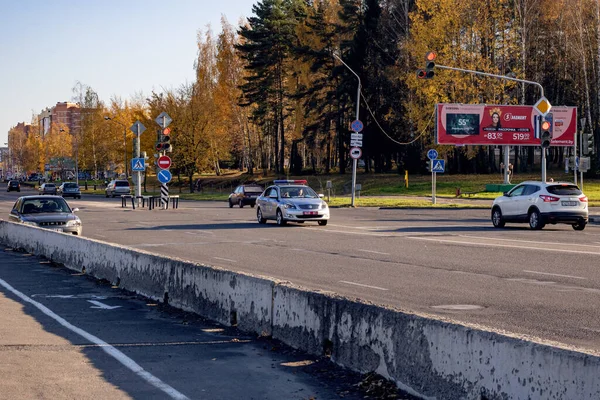 Belarus Novopolotsk September 2019 Поліцейська Машина Широкій Порожній Дорозі — стокове фото