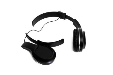 Kırık siyah kulaklıklar, beyaz arka planda izole edilmiş.